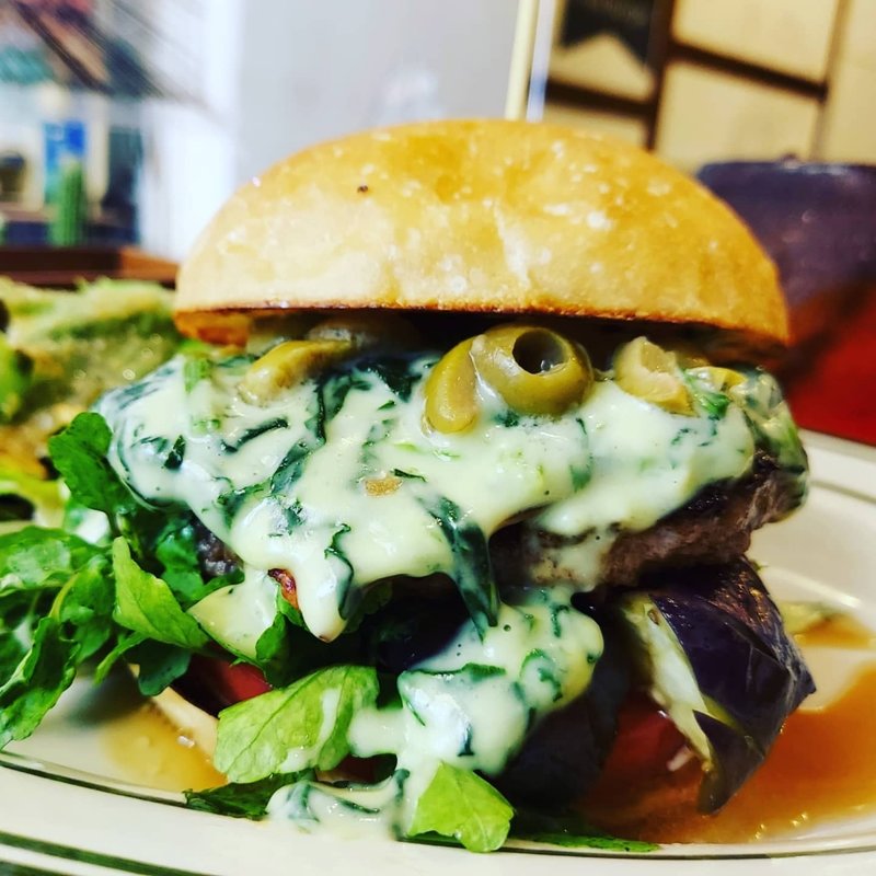 ハンバーガー(ブラウンバンズ＋ビーフパティ＋なす＋トマト＋クレソン＋ベーコン＋クリーミーポパイソース)(milia burger)