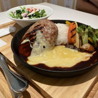 デミグラスソースハンバーグ(CHEESE RESTAURANT RICOTTA 阪急三番街(チーズレストラン リコッタ))
