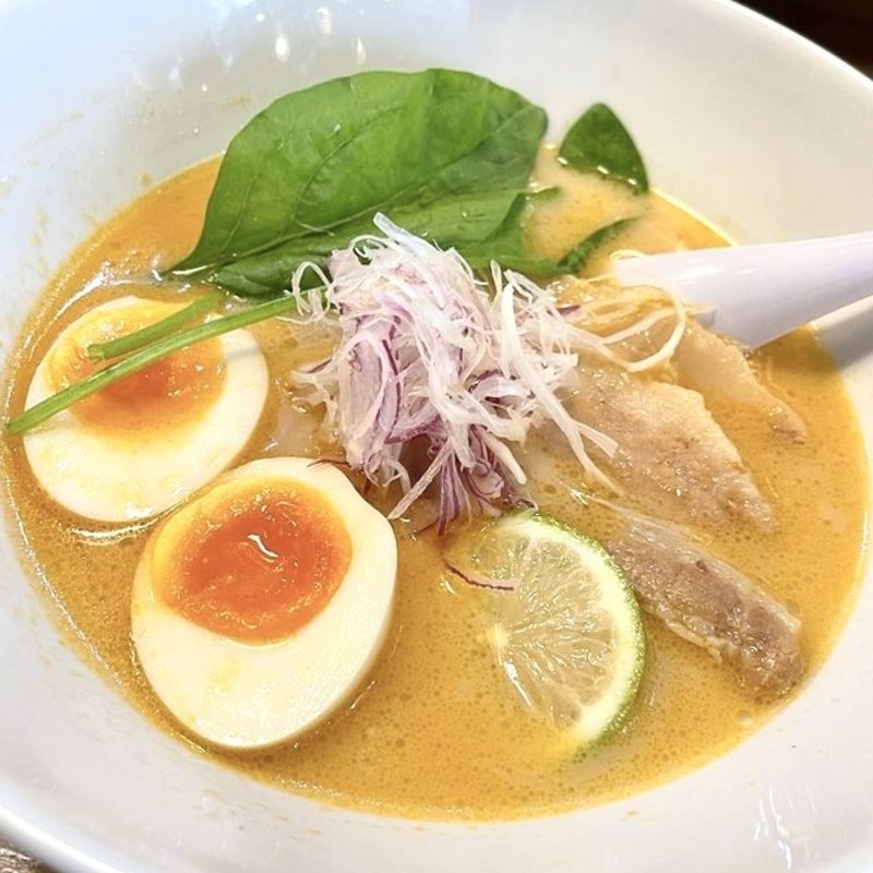 オマール海老で出汁をとった広島レモン香るラーメンスペイン産豚バラのチャーシュー添え(路地裏のタパス　イシオカ )