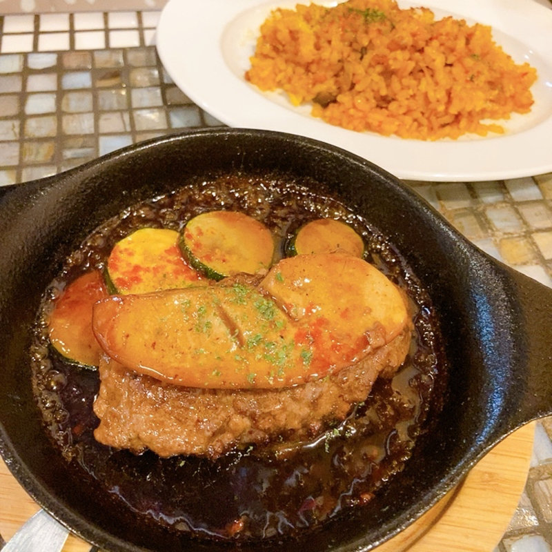肉肉しいハンバーグとフランス産フォアグラのソテー　シェリー酒ソース➕パエリア(路地裏のタパス　イシオカ )