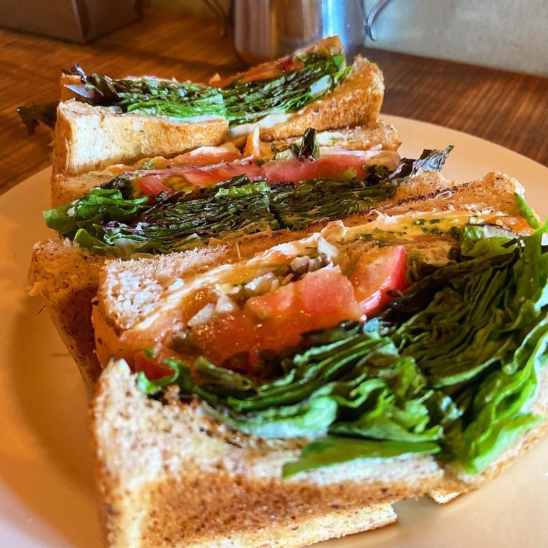 スモークサーモンとクリームチーズとバジルソースのサンド(カワカミ コーヒー ロースター （kawakami coffee roaster）)