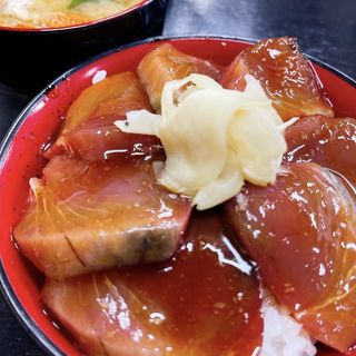カツオ漬け丼(朝市新鮮広場うおすい )