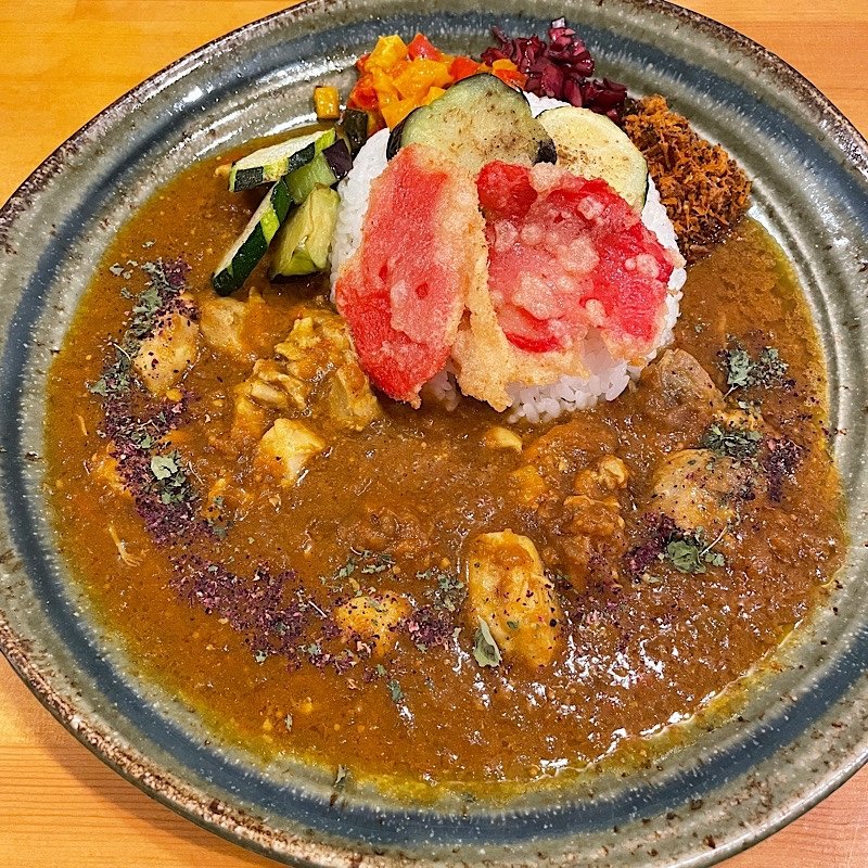 かつお出汁のごろっとチキンカレー、野菜の素揚げと紅しょうが天と。(らんらんルー)