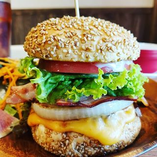 オリジナルハンバーガー＋ベーコン＋チーズ(burgers cafe bloom)