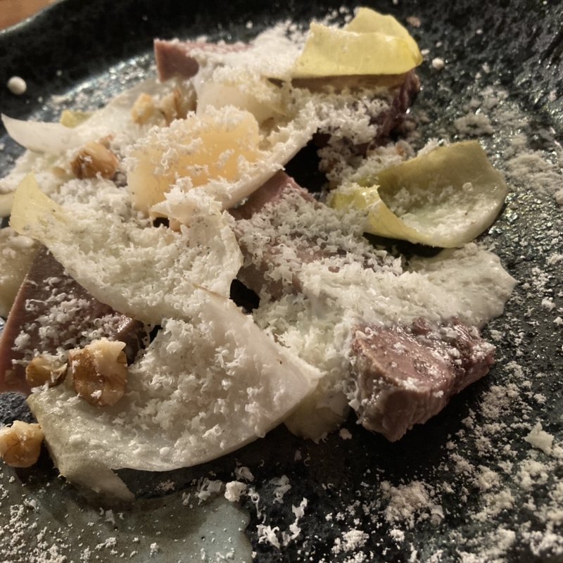 牛タンとブルーチーズのサラダ(de base（デュバーズ）)