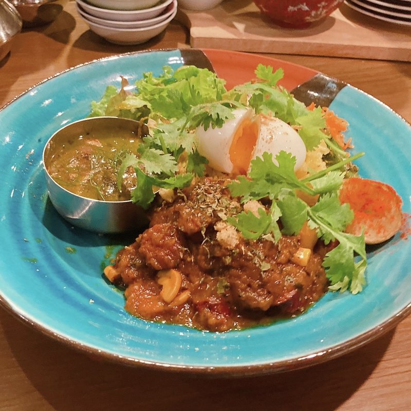 あいがけカレーW（燻製サーモンとしめじのサグカレー・蝦夷鹿のサルシッチャカレー）(GOOD LUCK CURRY)
