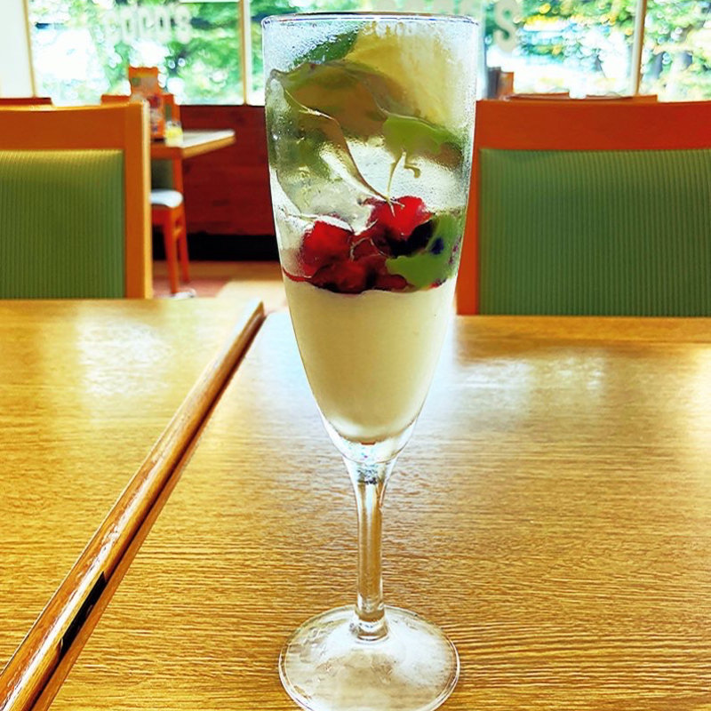 ピスタチオ&ベリー ミニパフェ(ココス 八王子越野店)