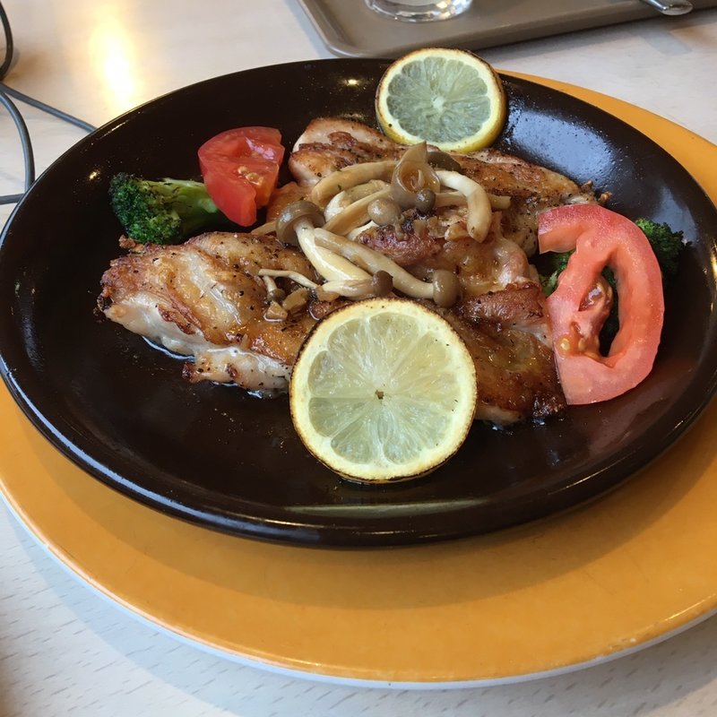 若鶏のグリル レモン香る、バター醤油ソース(ジョナサン 下井草店)