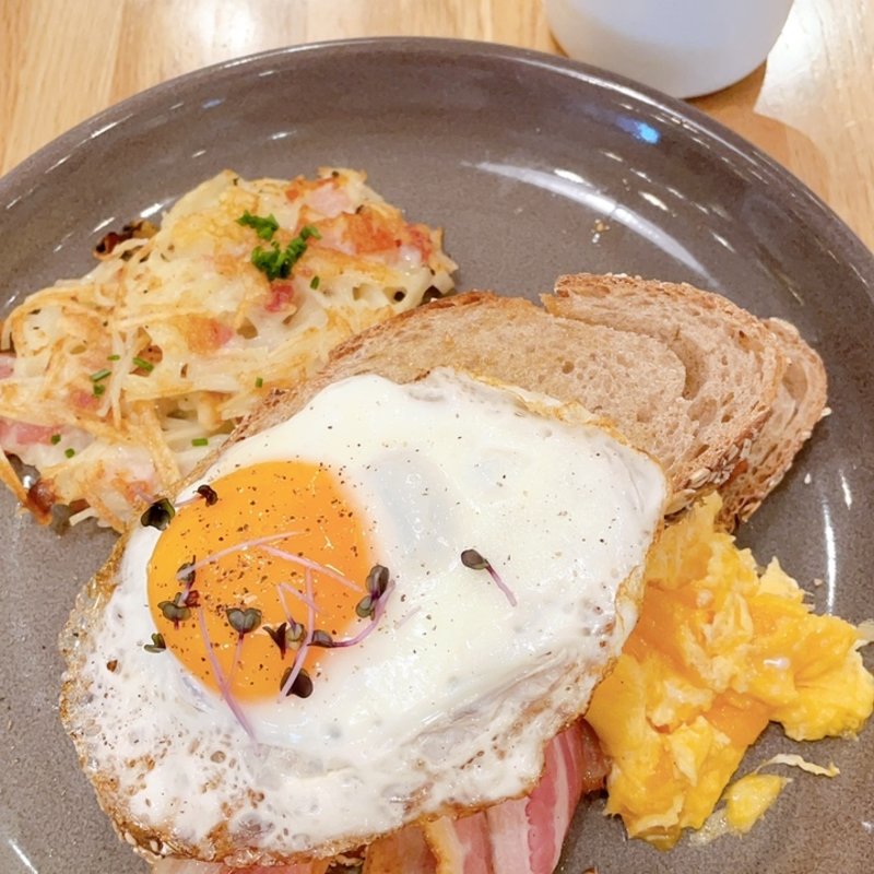 チーズオムレツのオープンサンド(フリッパーズ自由が丘)