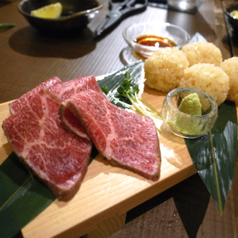 特選黒毛和牛のにぎり(焼肉ことえん)