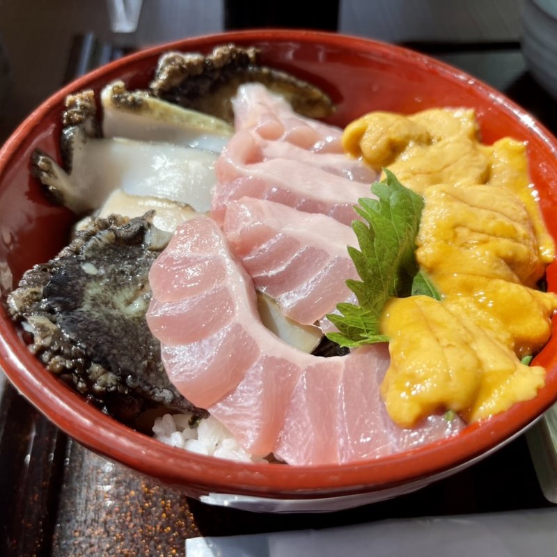 アワビ、トロ、ウニの丼(食事処 広〆 （ひろしめ）)