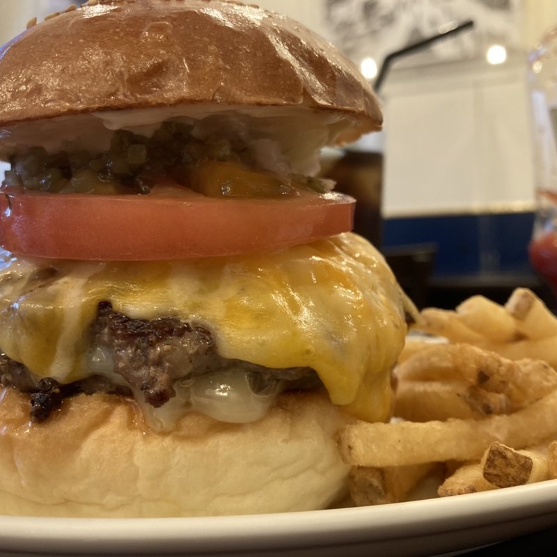 ダブルチーズコルビー&ペッパージャックバーガー(Qino's Manhattan New York)