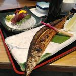 日替わり定食　秋刀魚の塩焼と鰹のお刺身(リアスキッチン )