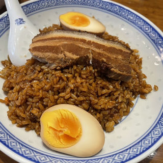 豚角煮と味玉のせ醤油チャーハン(香港麺 新記)