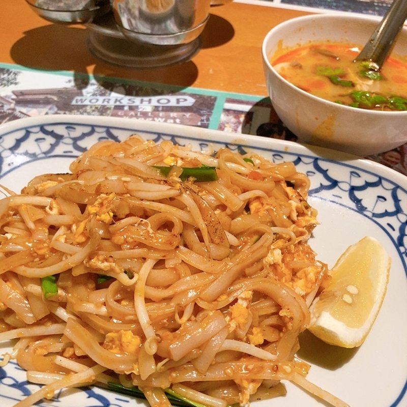 パッタイ（ミニトムヤムクン付き）(サワディーレモングラスグリル)