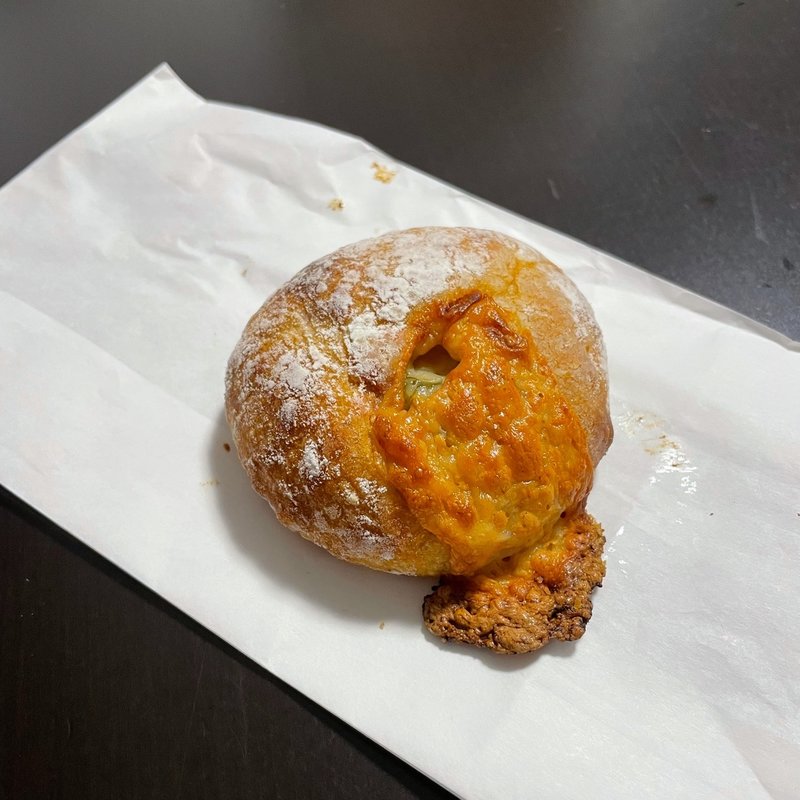 トマトとモッツァレラ(根津のパン)