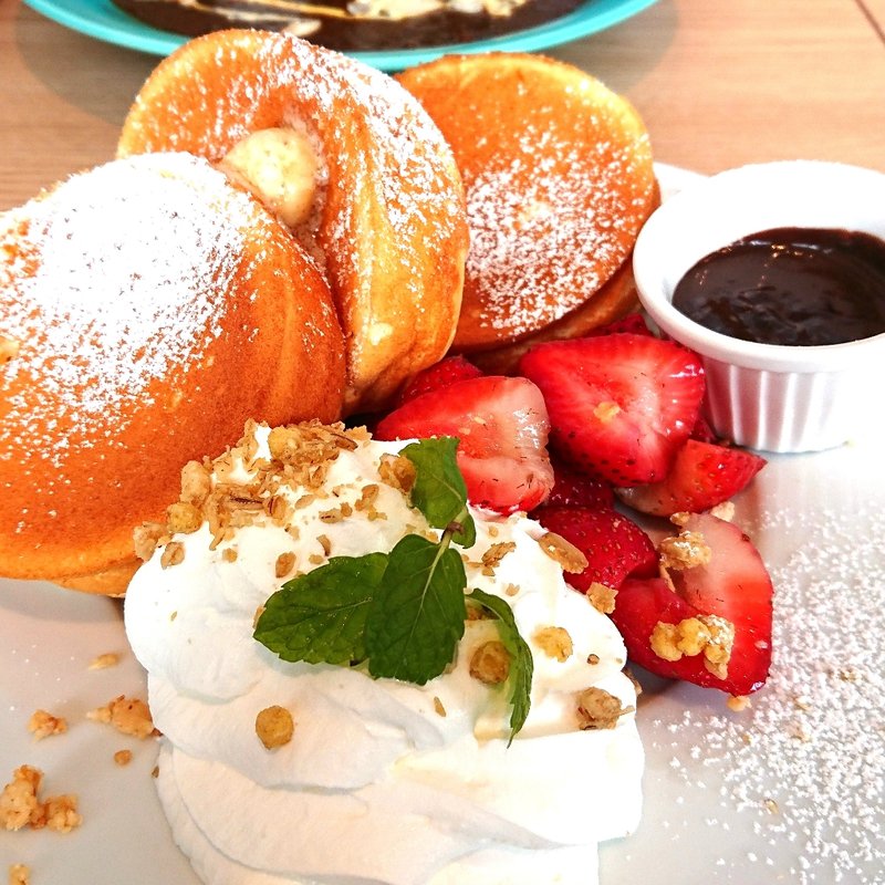 フレッシュ苺のチョコフォンデュパンケーキ〈フルーツ 1/2〉(湘南パンケーキ ランドマークプラザ店)