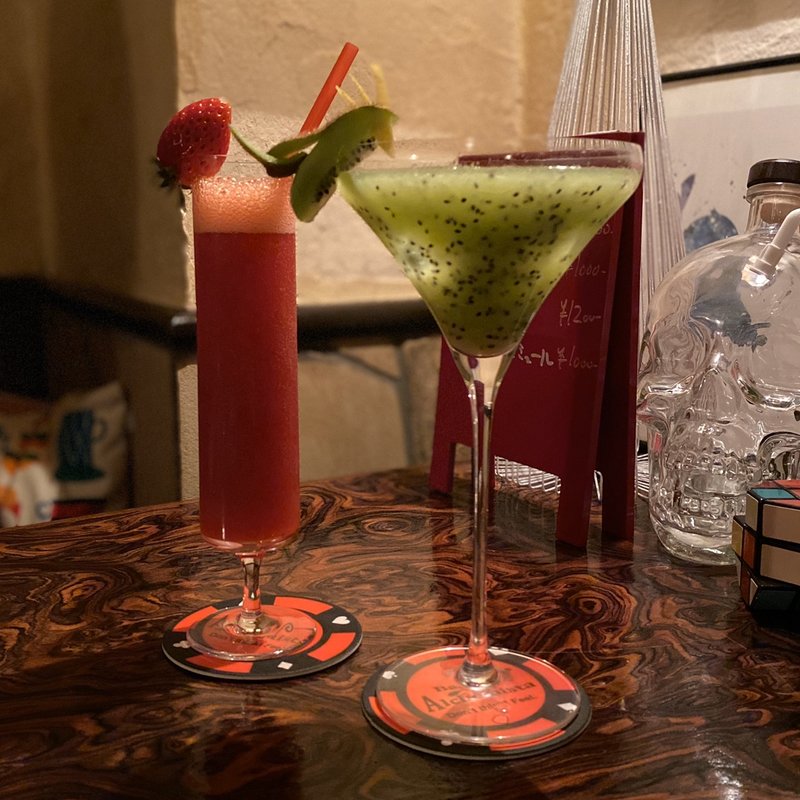 フルーツカクテル(キウイ、いちご)(バー アルケミスタ)