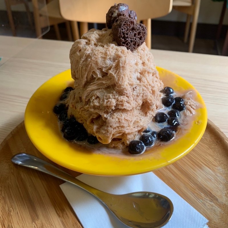 ミルクティーかき氷（タピオカ付）(鼎雲茶倉(テイウンチャクラ))