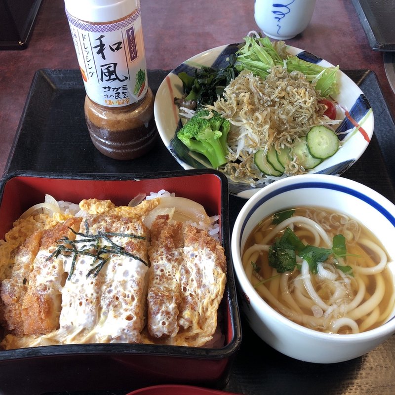 三元豚の『やわらかかつ重』サラダ・うどんセット(味の民芸 佐倉店)