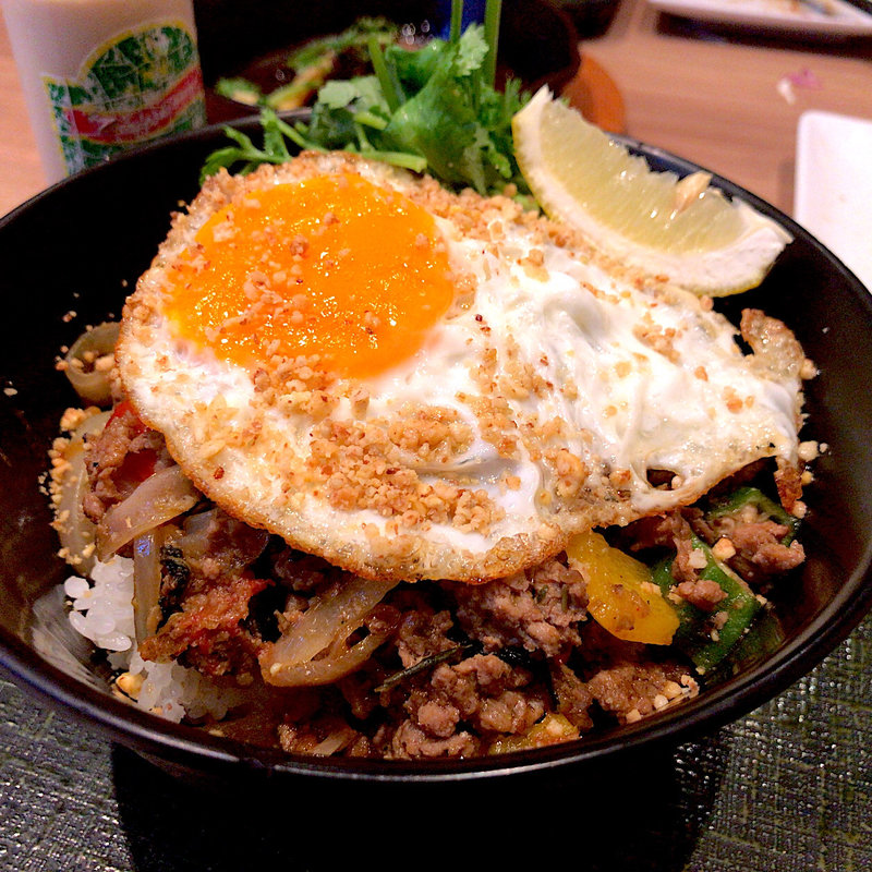 羊屋さんのラムカレーガパオ丼(羊肉酒場 0,19 チカマチラウンジ店)