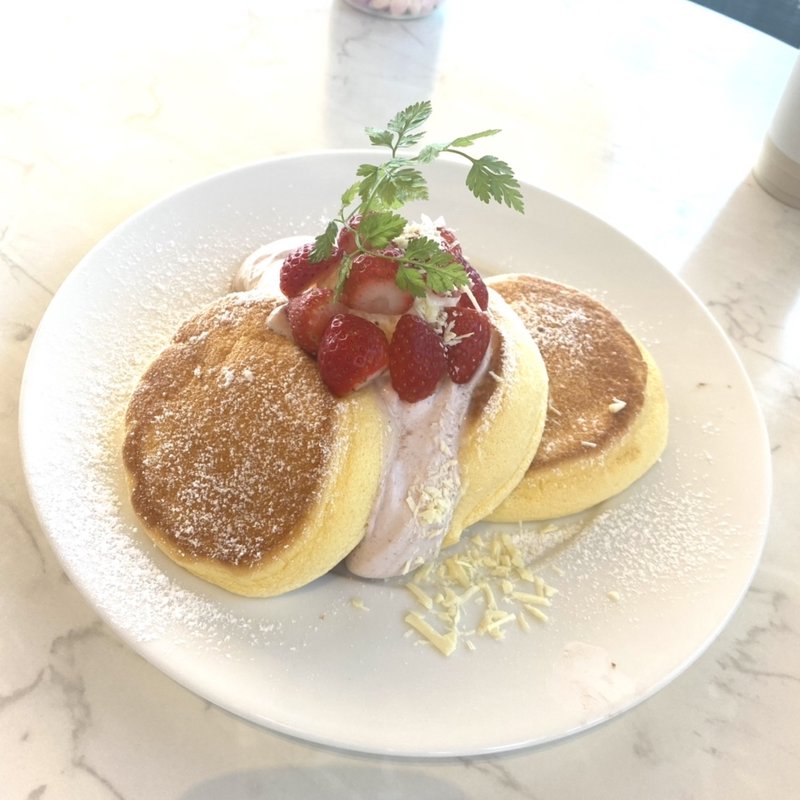 国産いちごたっぷりのいちごショートパンケーキ(幸せのパンケーキ　淡路島テラス)