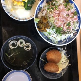 ネギトロ丼　惣菜カニクリームコロッケ(十条 魚一 ２号店)
