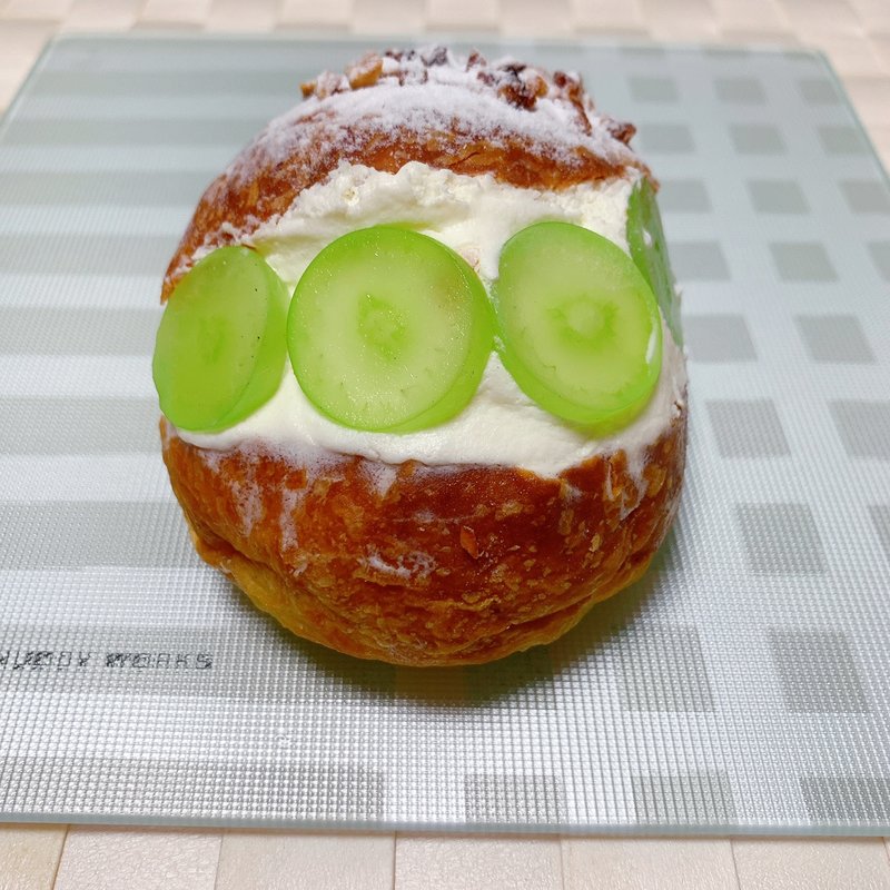 シャインマスカットのマリトッツォ(Blanc de Blanc Bakery )