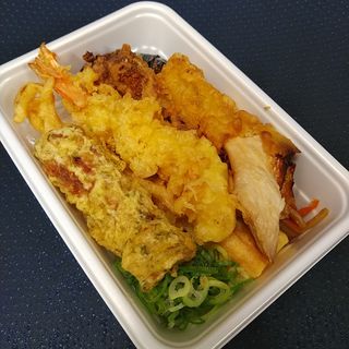 人気の天ぷら4種と定番おかずのうどん弁当(丸亀製麺 一関中里)