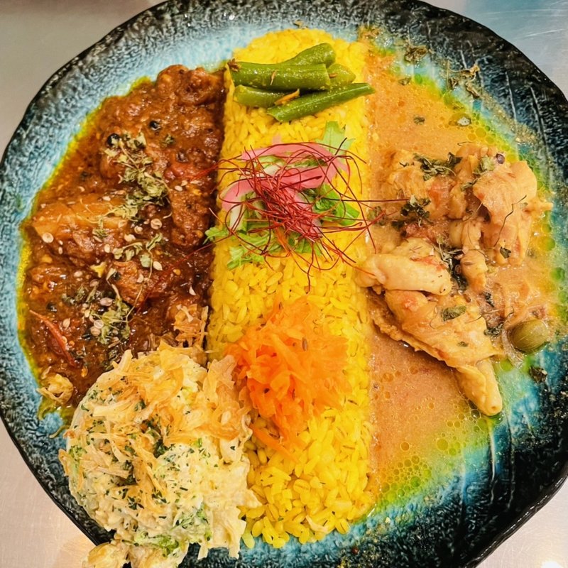 2種盛りカレー＋エビとブロッコリーのスパイスタルタルサラダ(スパイスカリー銀座半月)