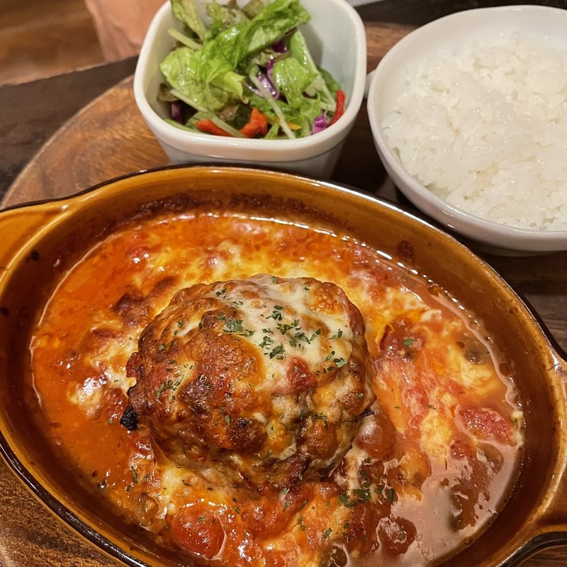 トマトとチーズの煮込みハンバーグ(カフェ香咲)