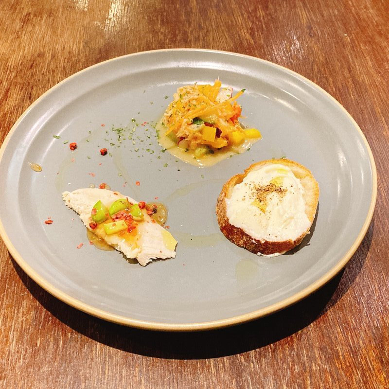 マスカルポーネのパテ、蒸し鷄のボパーレ、美瑛産コーンとツナのサラダ(PIZZA365)