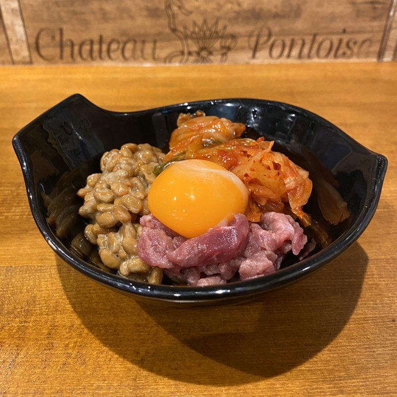 キムチ納豆ユッケ(平成ホルモン 平田町駅前店)