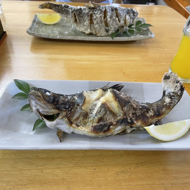 ニジマスの塩焼きと唐揚げ(草柳園フィッシングセンター )