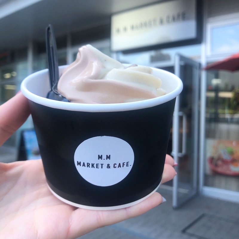 ナチュラルバナナ×生チョコミルクミクスソフトクリーム(M.M MARKET & CAFE.)