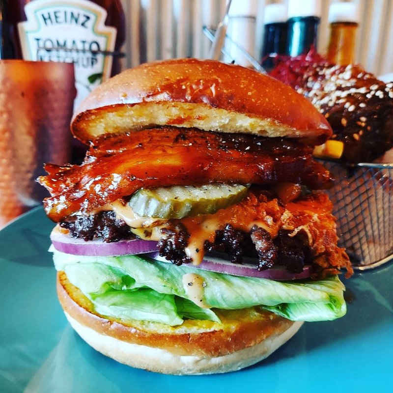 プルドベーコンチーズバーガー(IAKATORIH ✕ Diner JOY)