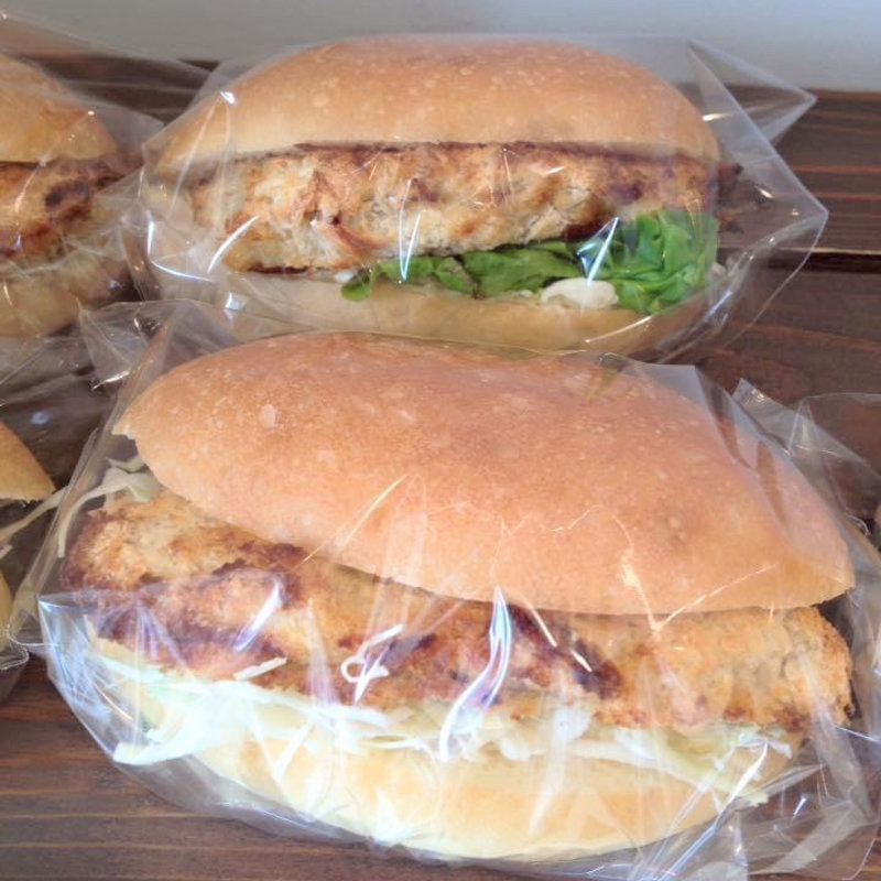 イワシフライバーガー(やさしいパンのお店PINO)