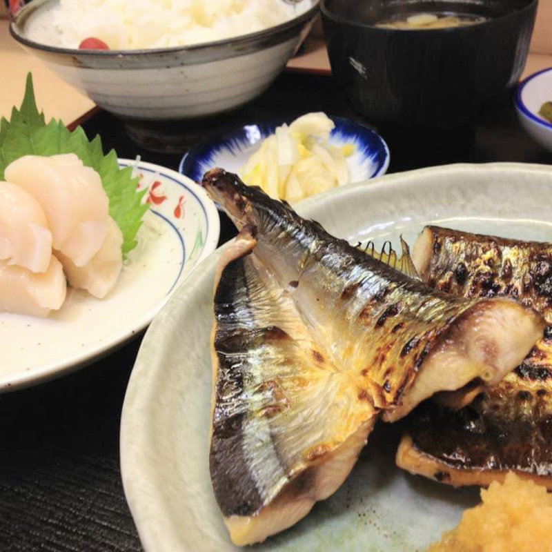 秋刀魚の開き焼きとホタテの刺身(魚竹)