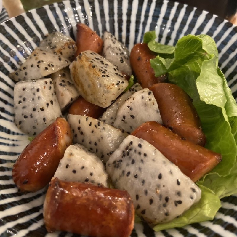 ドラゴンフルーツとウインナー炒め(兵蔵)