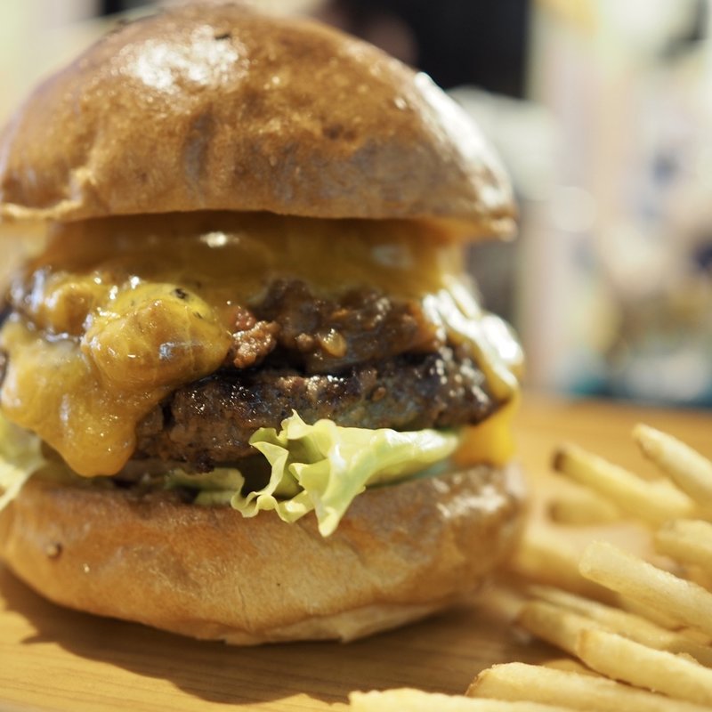 チリチーズパインバーガー(Nick & Renée)