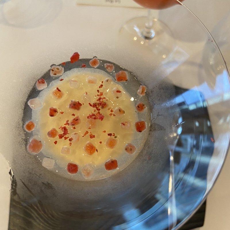 ブッラータチーズと苺(銀座 レストラン オザミ)