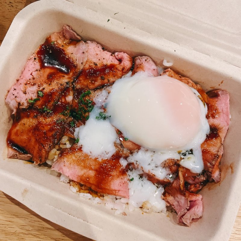 温玉ローストビーフ丼(ガルニ （garniture）)