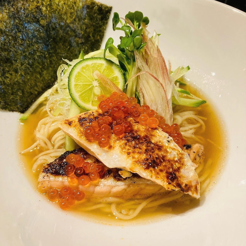 鮭ハラスの炭火焼きとイクラの冷やしすだちそば(Tonari)