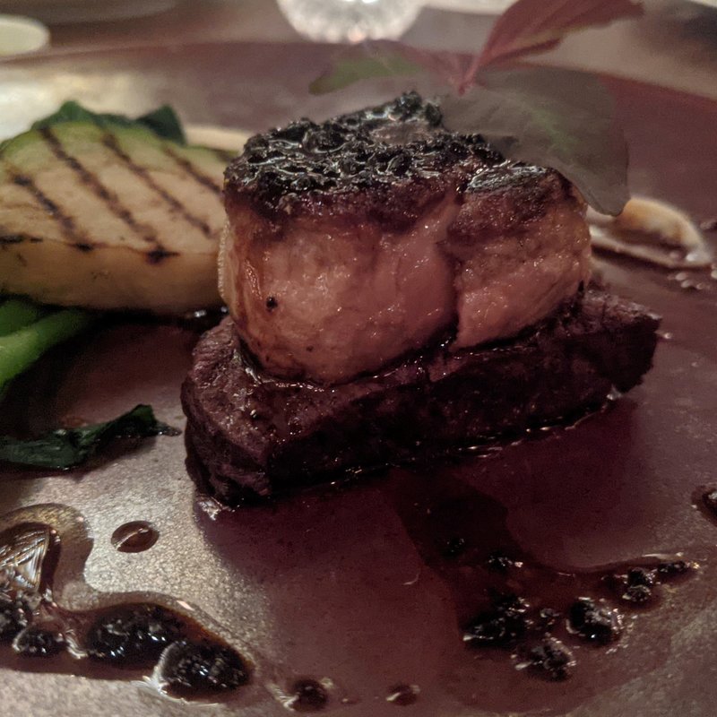 牛フィレ肉とフォアグラのロッシーニ(TOKYO Whisky Library)