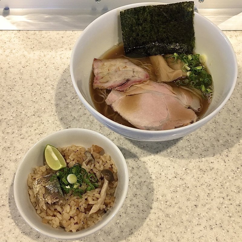生搾りしょうゆらぅめんと秋刀魚の炊き込みご飯(らぅめん考房ありがた屋)