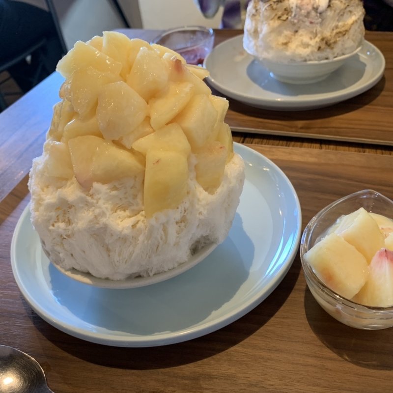 山盛り桃ミルク(六華亭)