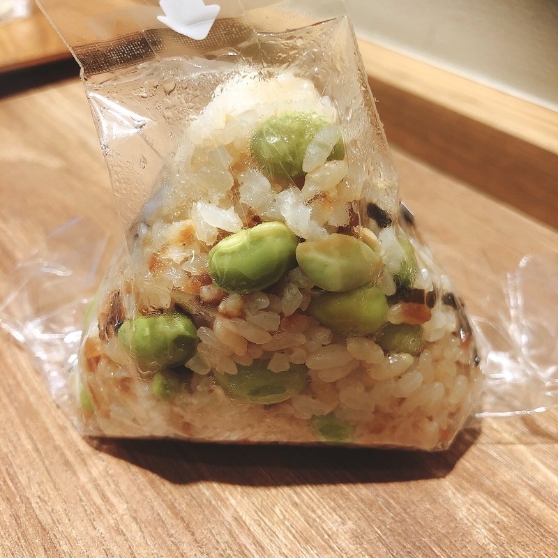 枝豆と塩昆布の混ぜごはんおむすび(カヤバヤ)