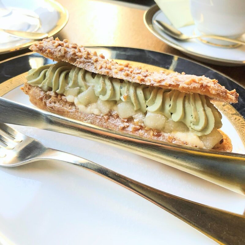 洋梨のエクレア(喫茶半月)