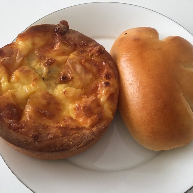 キッシュ、クリームパン(ベーカリー ハチ)