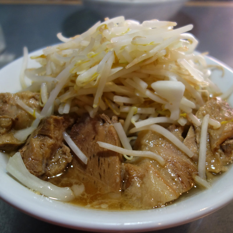 ラーメン小盛(野菜マシ・極太麺)690円+煮ブタ追加3枚250円(島系本店 舞鶴店)
